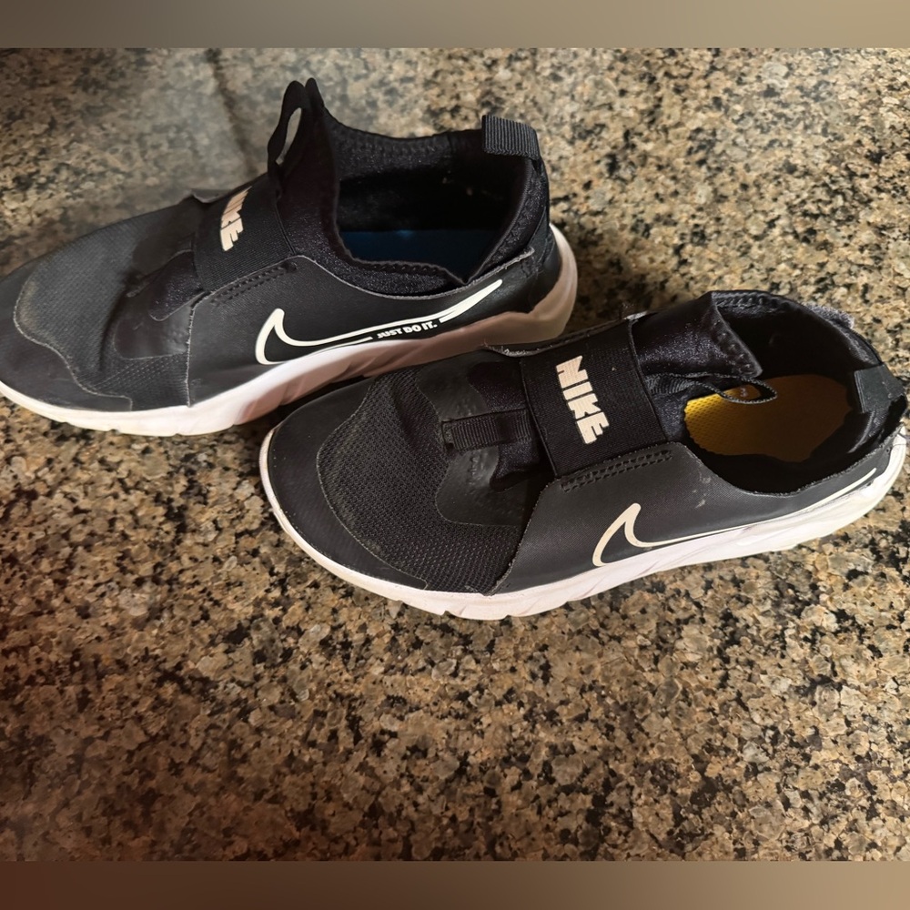 Nike - Picture 2 of 4